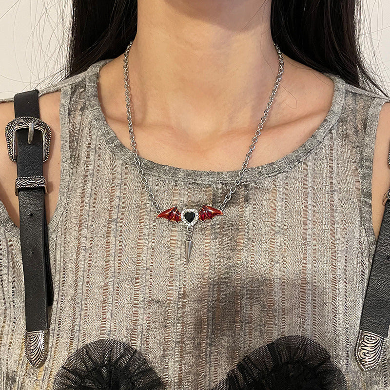 Red Wings Emblem – Colier Gothic