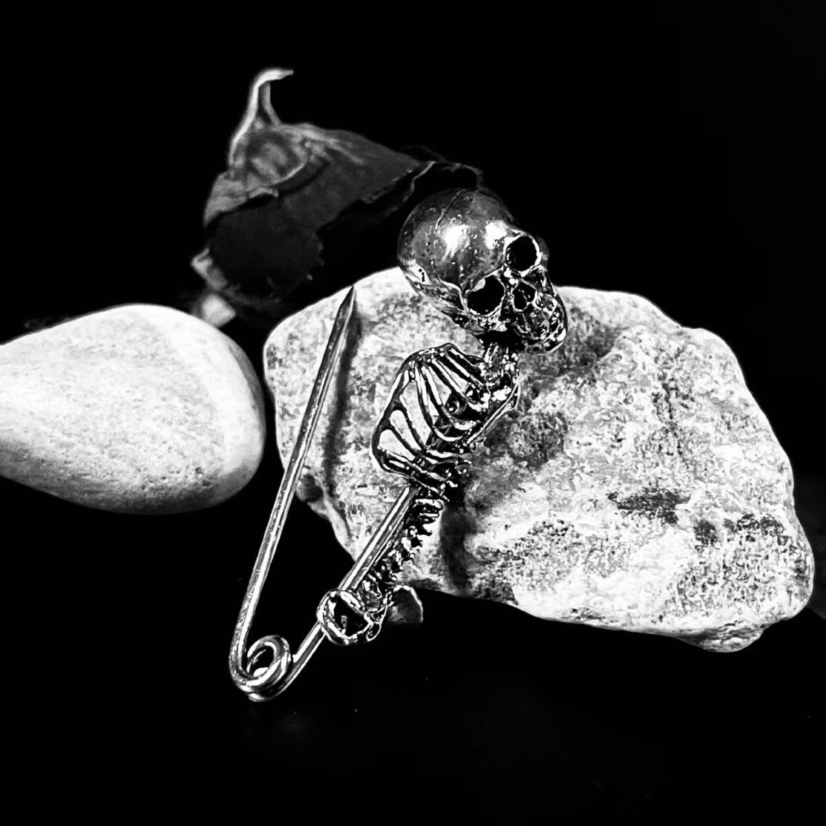 Skull Noir – Broșă Vintage în Stil Gothic
